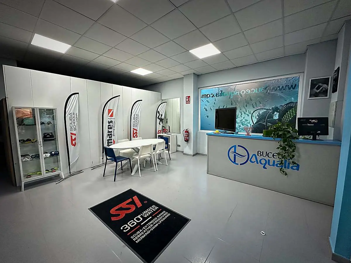Aula y tienda del centro de buceo Aqualia