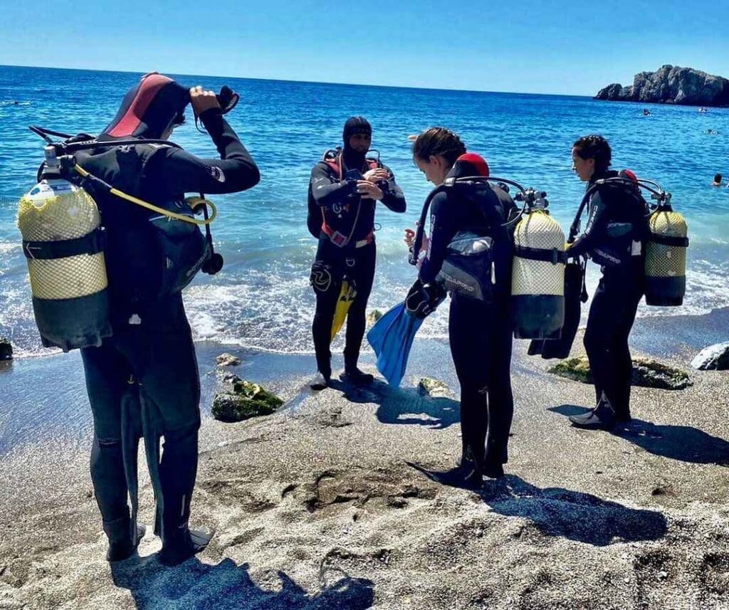 Buzos planeando su ruta de buceo.