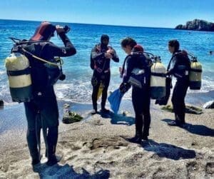 Buzos planeando su ruta de buceo.